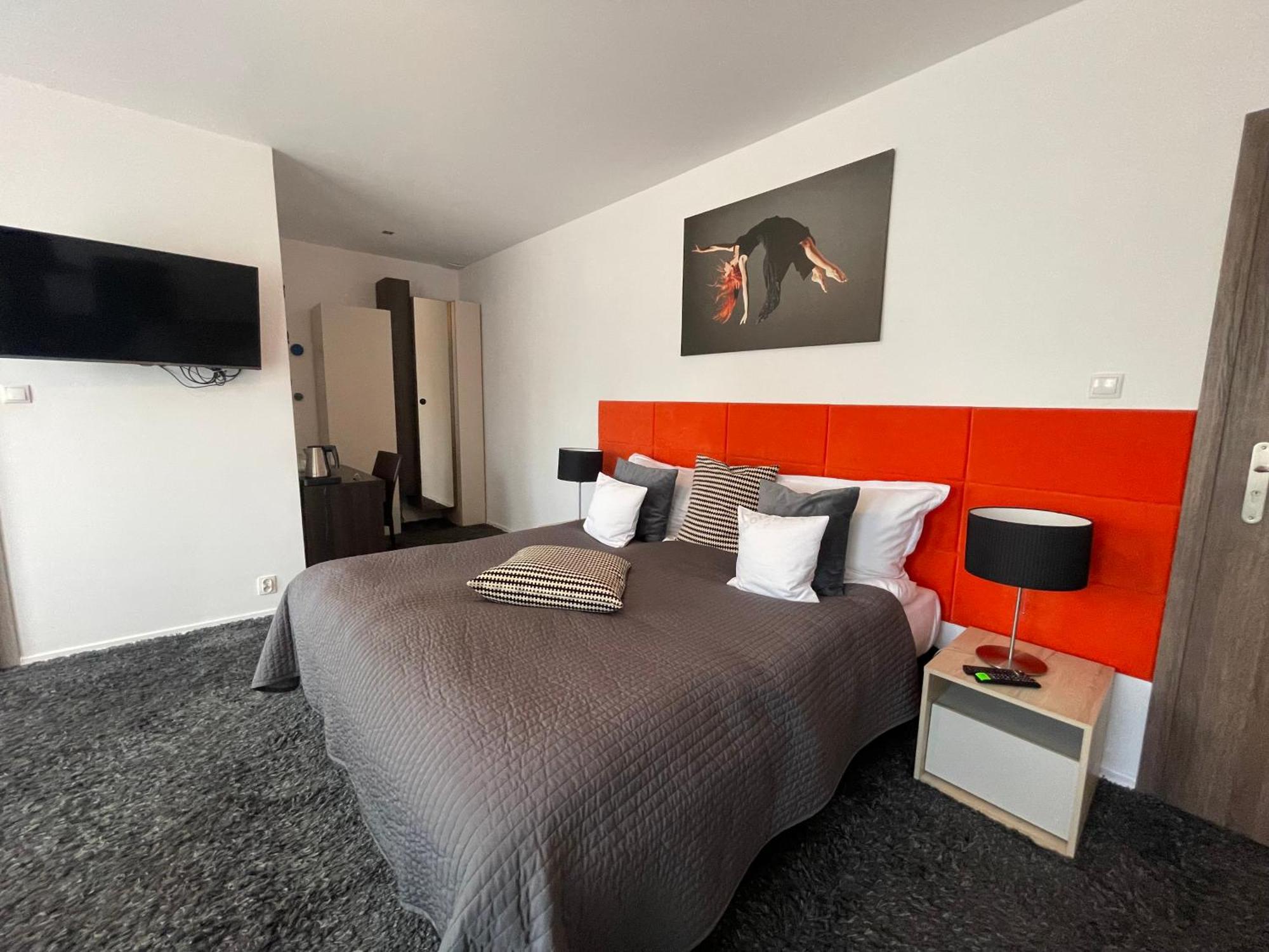 Canpol-Jull'S Art Hotel Члухув Экстерьер фото