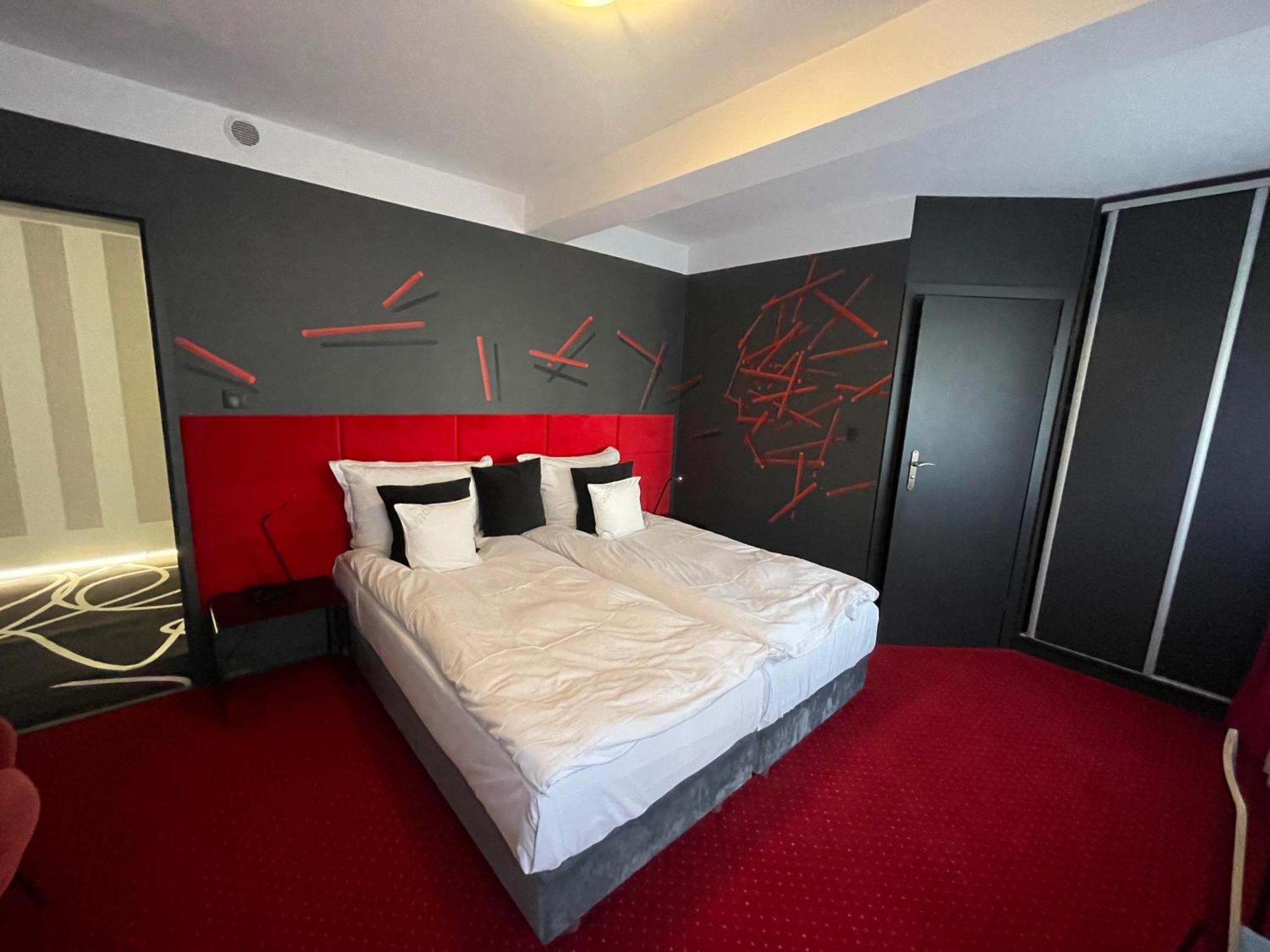 Canpol-Jull'S Art Hotel Члухув Экстерьер фото